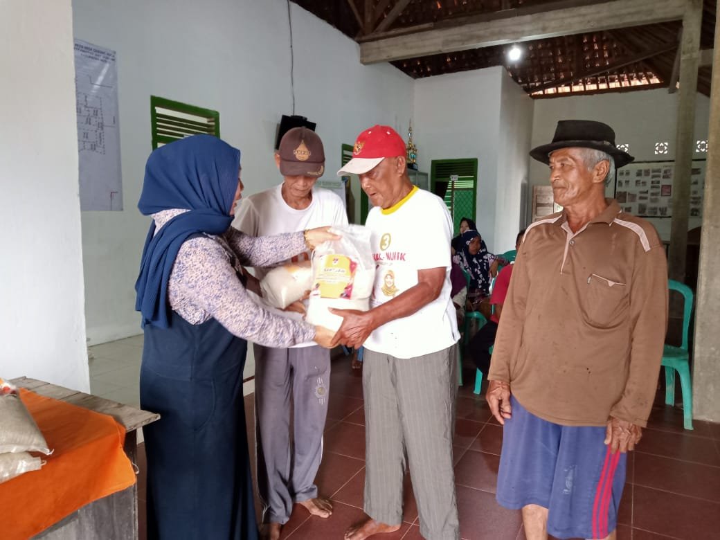 Pemkab Mesuji Melalui Dinas Ketahanan Pangan Salurkan Bantuan Kepada Masyarakat Gedung Boga